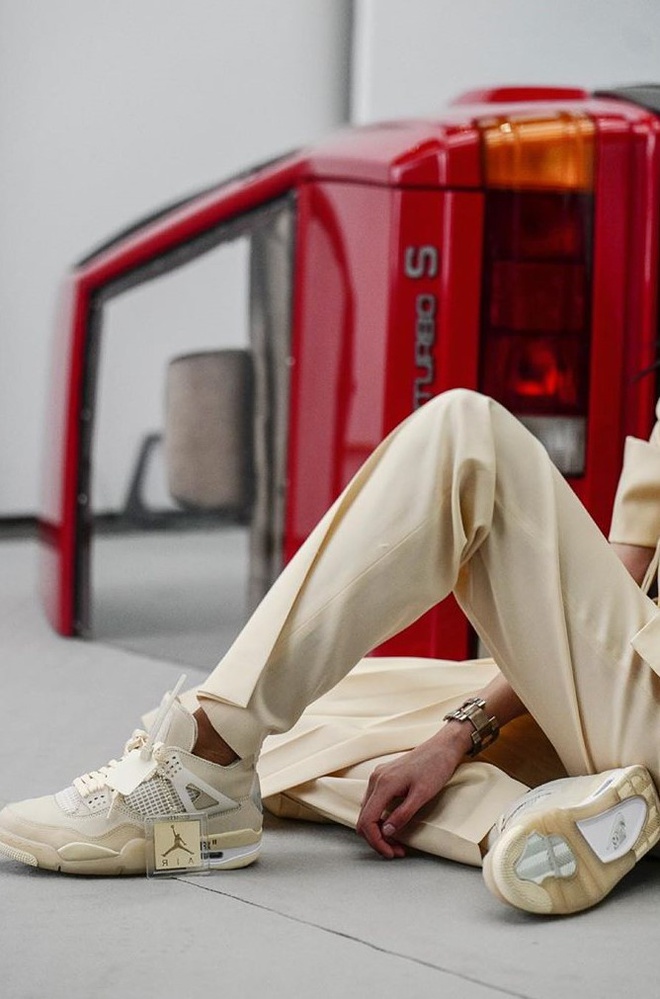 The design of Virgil Abloh is the main color of cream, allowing the experience to easily combine costumes.