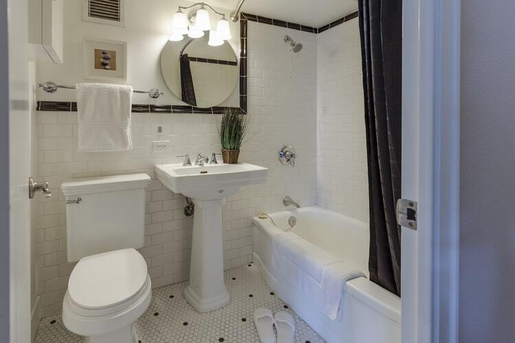 public/uploads/2021/08/small-bathroom-remodeling.jpg